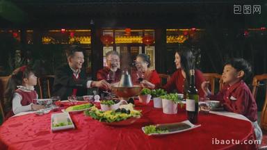 春节东<strong>方</strong>家庭在中式庭院内聚餐